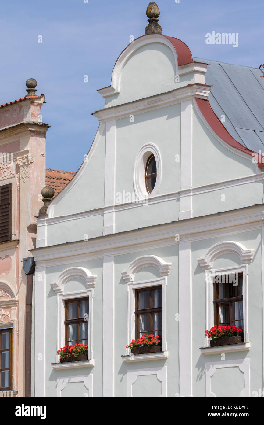 Telc, Repubblica Ceca - 18 agosto 2017: tipico stile rinascimentale le abitazioni con colori diversi nel centro storico della città Foto Stock