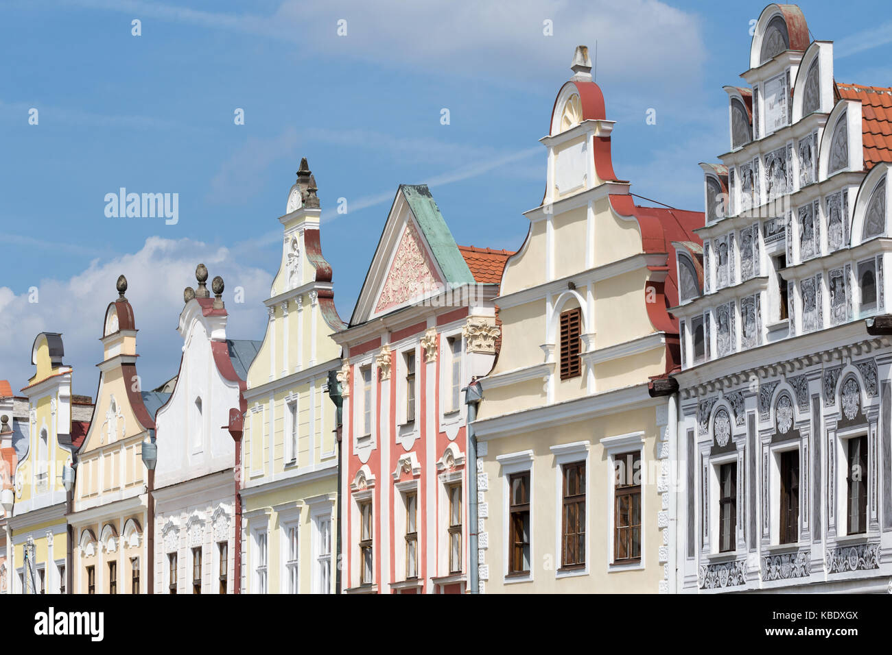 Telc, Repubblica Ceca - 18 agosto 2017: tipico stile rinascimentale le abitazioni con colori diversi nel centro storico della città Foto Stock