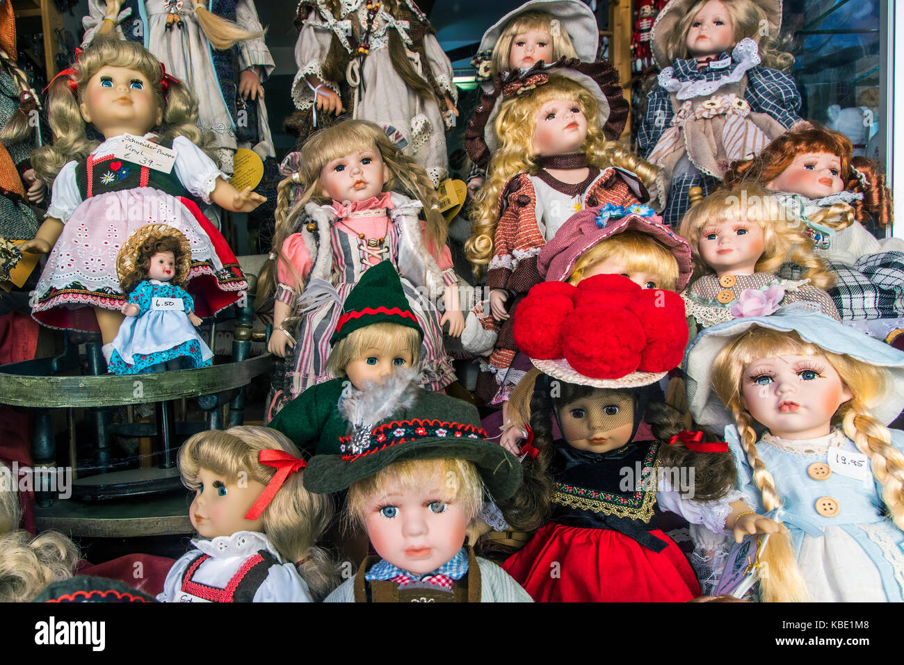 Bambola porcellana e più giocattoli su vengono visualizzati in una finestra del negozio, Rothenburg ob der Tauber, Baviera, Germania Foto Stock
