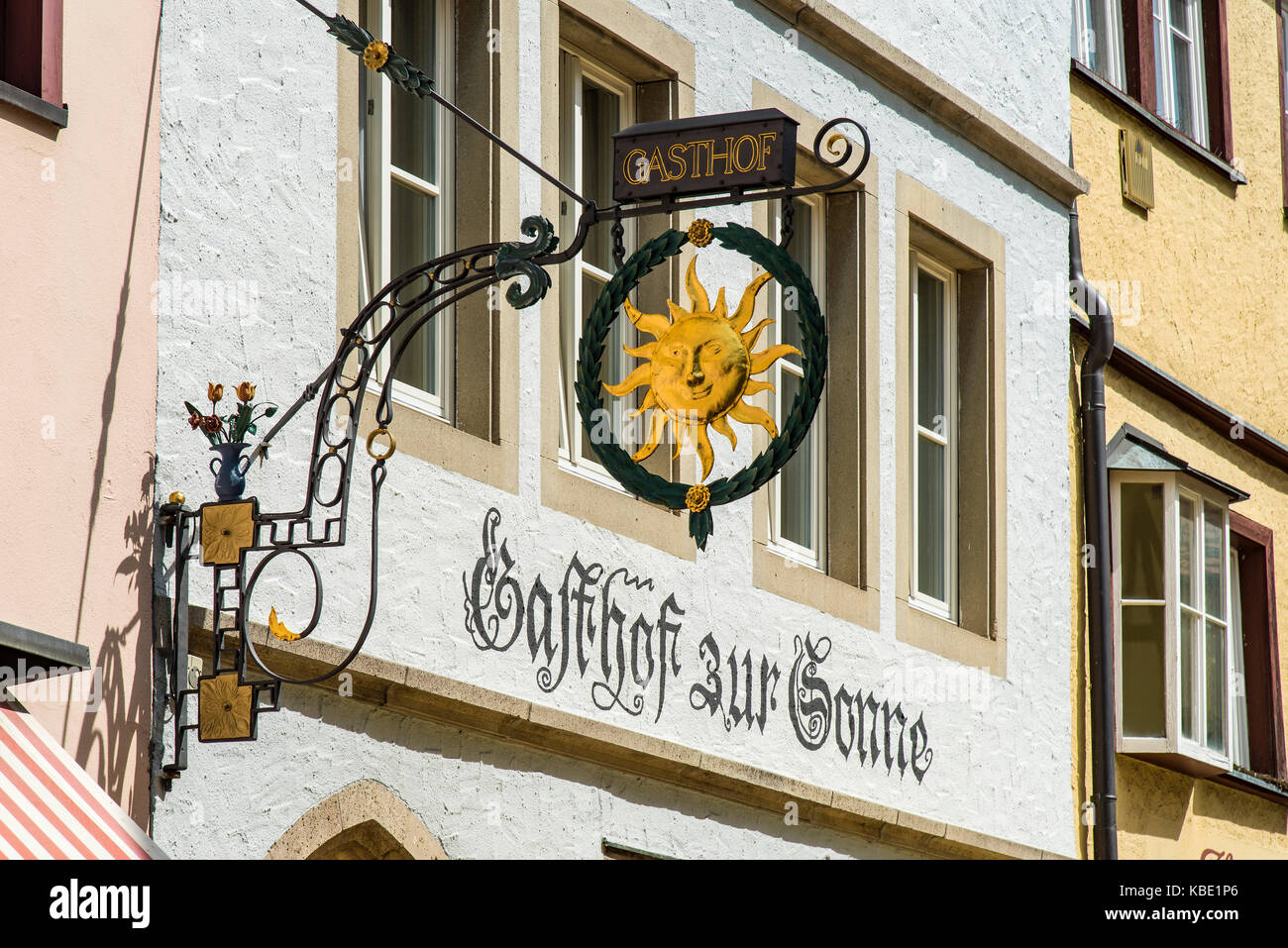 Tipico del ferro battuto firmare al di fuori di un hotel, Rothenburg ob der Tauber, Baviera, Germania Foto Stock