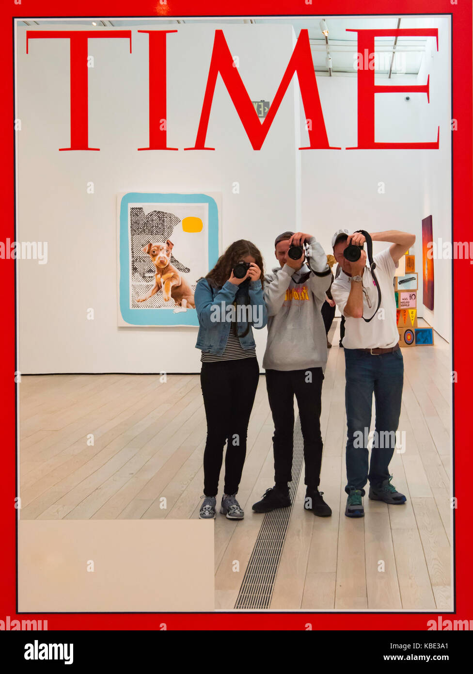 Tre fotografi prendendo un autoritratto insieme utilizzando la rivista Time specchio nel LACMA, LA, CALIFORNIA, STATI UNITI D'AMERICA Foto Stock