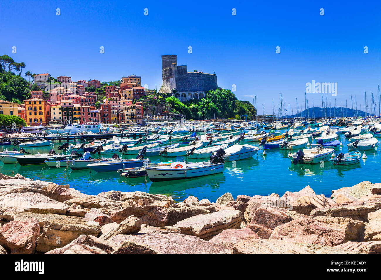 Colorato villaggio di Lerici,la spezia,Liguria,l'Italia. Foto Stock