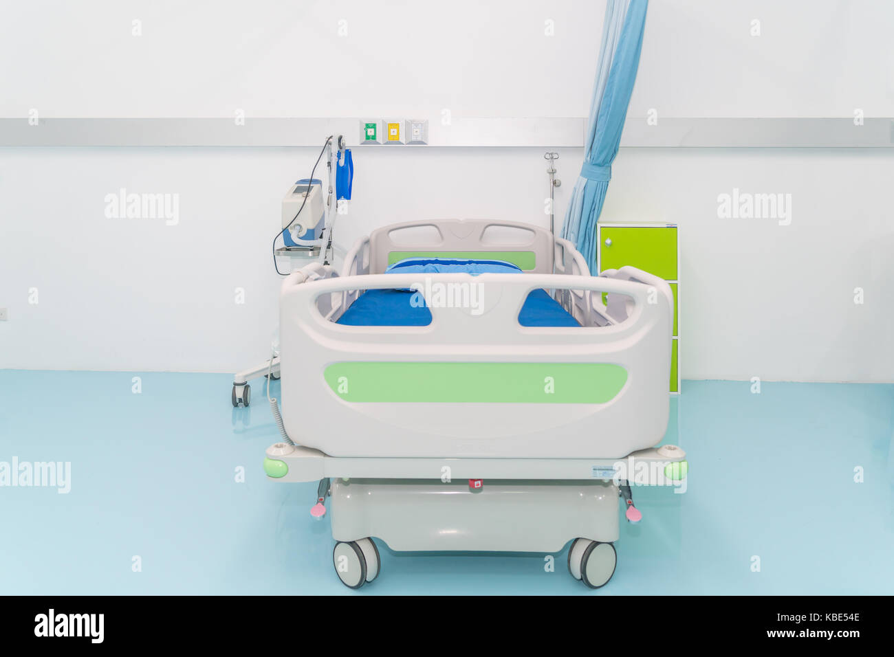 Vuoto letto di ospedale con attrezzature mediche in recovery room in ospedale. concetto di medici, malattia, morte. Foto Stock
