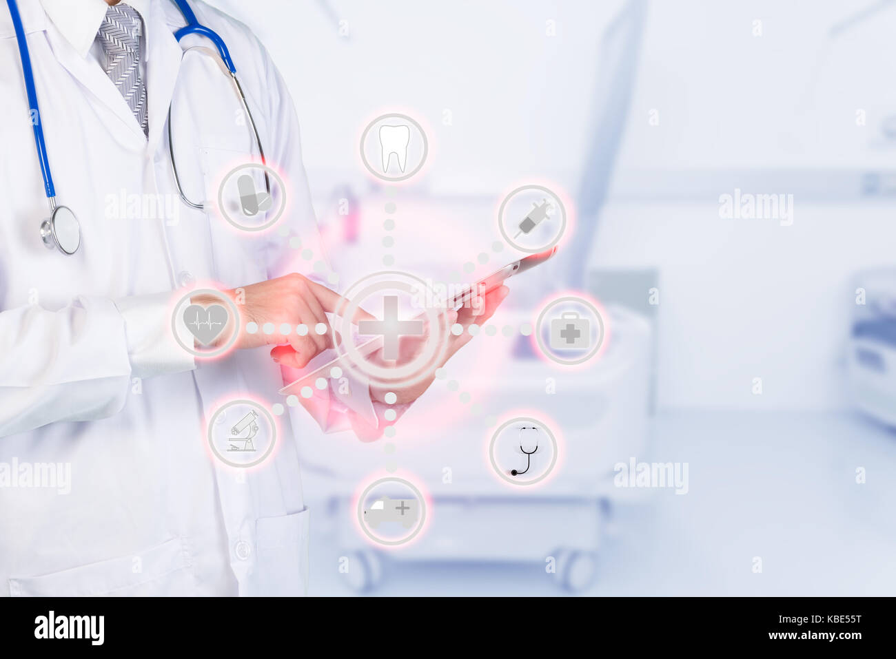 Smart medico di medicina di automazione utilizzando app su tavoletta digitale in un ospedale. internet delle cose concetto in ospedale. smart Technology 4.0 Foto Stock