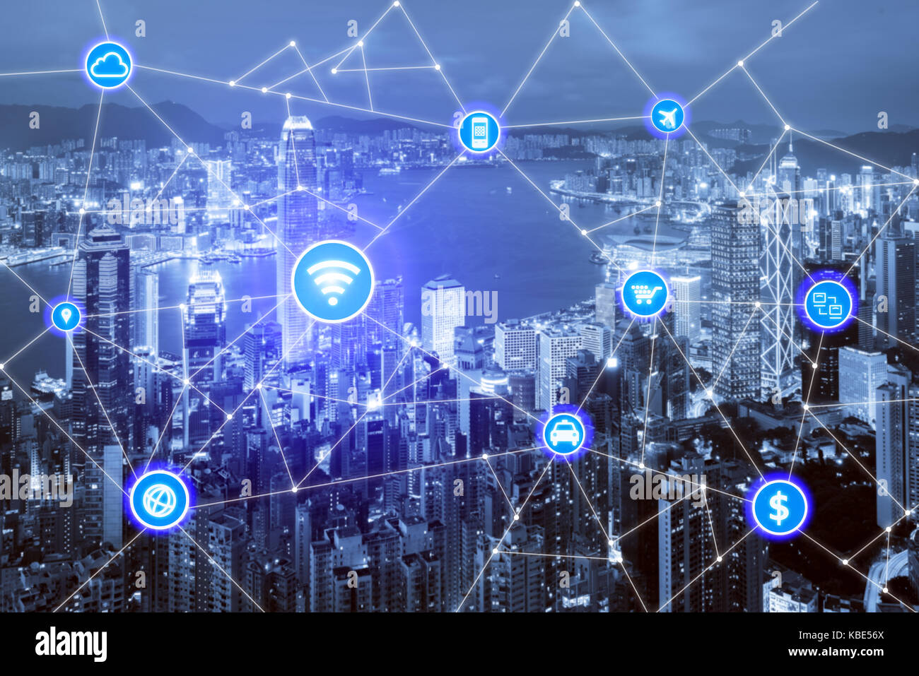 Smart City e la rete di comunicazione wireless, il quartiere degli affari con edificio per uffici, immagine astratta visual, internet del concetto di cose Foto Stock