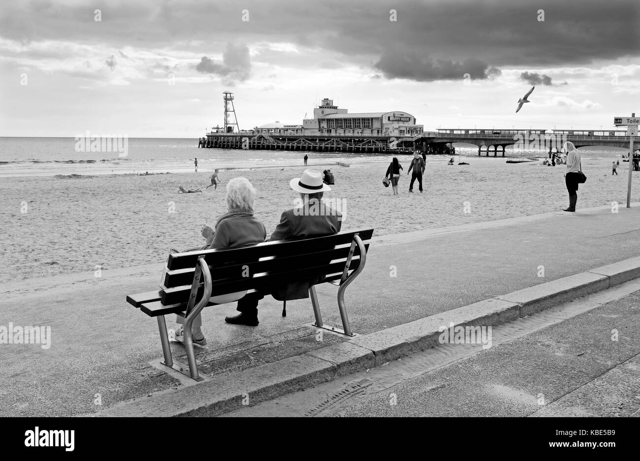 Bournemouth settembre 2017 - nuvole scure su Bournemouth Beach e pier Foto Stock