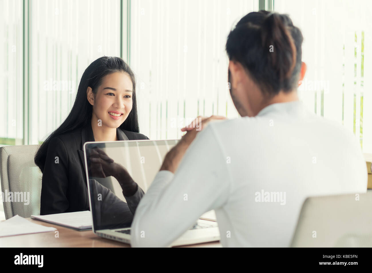 Il colloquio di lavoro - Foto di imprenditore asiatici ricorrente nel corso di ascoltare le risposte dei candidati. Foto Stock
