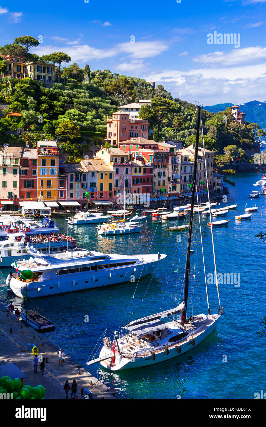 Bellissima portofino village,vista con yacht,Liguria,l'Italia. Foto Stock