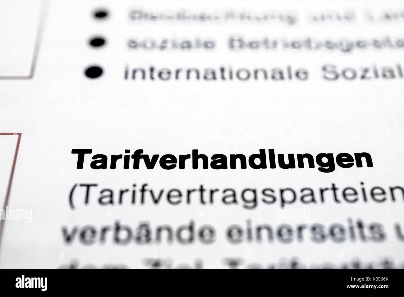 Testo a pagina negoziati collettivi in ( Tedesco - Tarifverhandlungen ) evidenzia il primo piano orizzontale Foto Stock