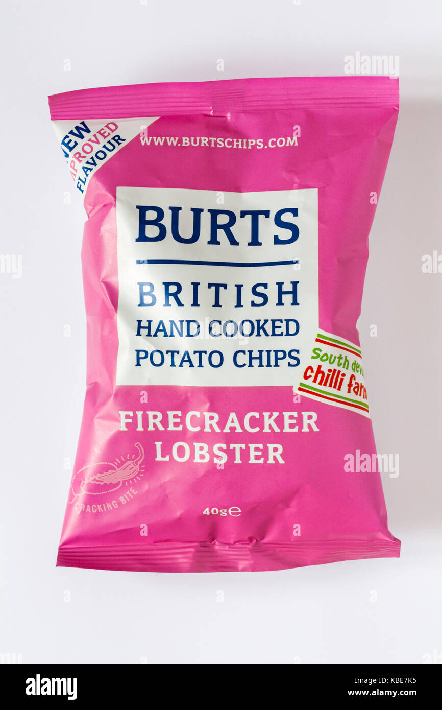 Pacchetto di esplode inglesi cotti a mano potato chips petardo Lobster sapore - nuovo sapore migliorato isolati su sfondo bianco Foto Stock