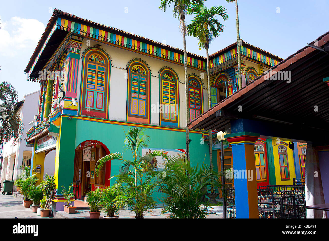 Facciata colorata di un edificio storico in Little India, centro della grande comunità indiana della città e uno dei suoi quartieri più vivaci. Singapore Foto Stock