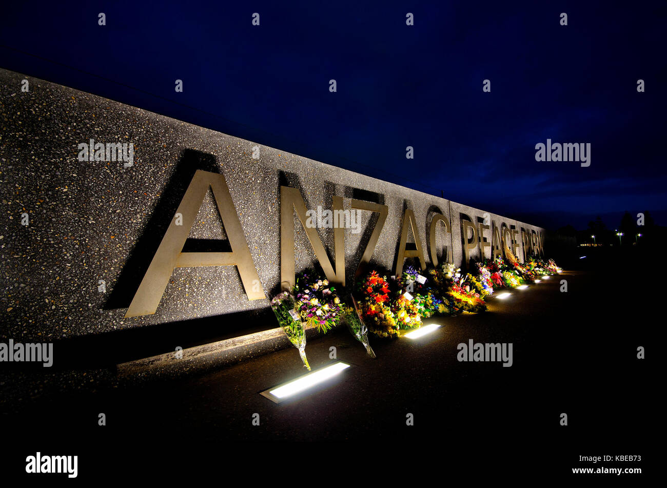 ANZAC Peace Park di notte. Inaugurato nel 2010, il parco rende omaggio agli australiani che hanno servito nel WW1. Foto Stock