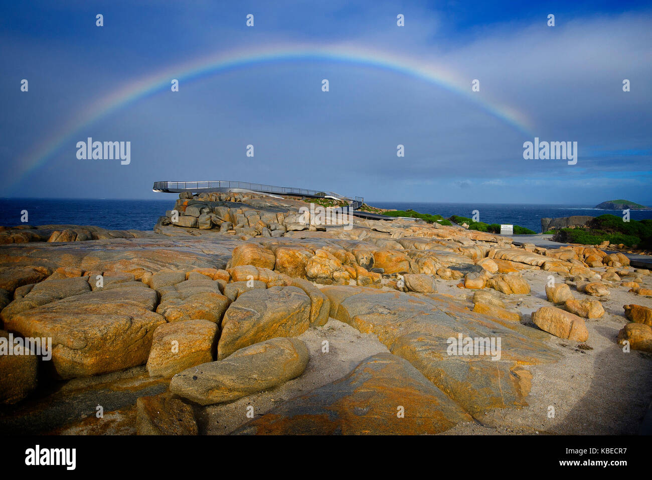 Una scogliera di granito del gap e un arcobaleno. Torndirrup National Park, Albany, Australia occidentale, Australia Foto Stock