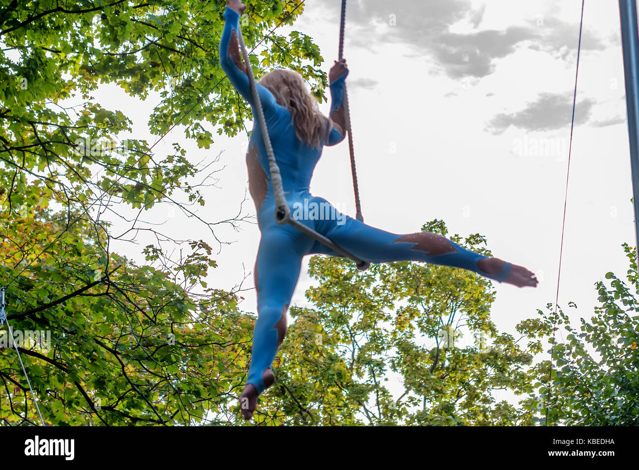Vista posteriore giovane femmina attraente trapezista Foto Stock
