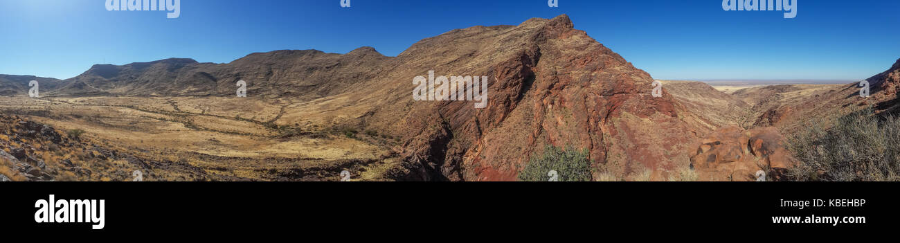 Panorama della bella brukkaros mountain e cratere, un impressionante paesaggio nei pressi di Keetmanshoop, Namibia, Sud Africa Foto Stock