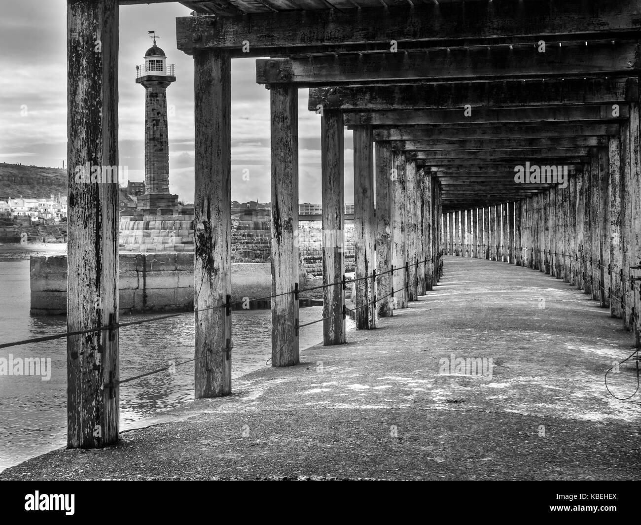 Molo Ovest faro da sotto il frangiflutti a Whitby North Yorkshire, Inghilterra Foto Stock