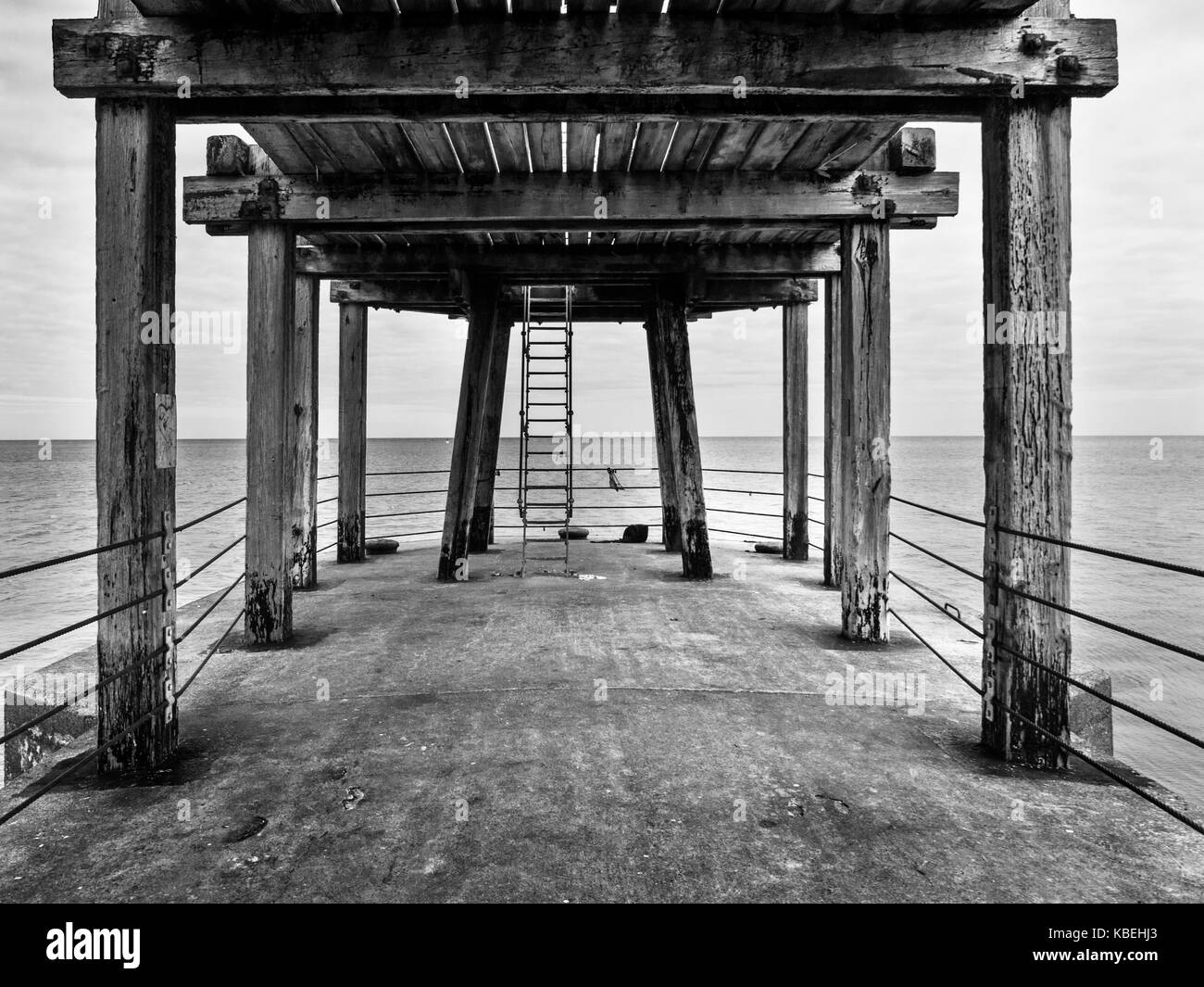 Sotto il Molo Ovest frangiflutti a Whitby North Yorkshire, Inghilterra Foto Stock