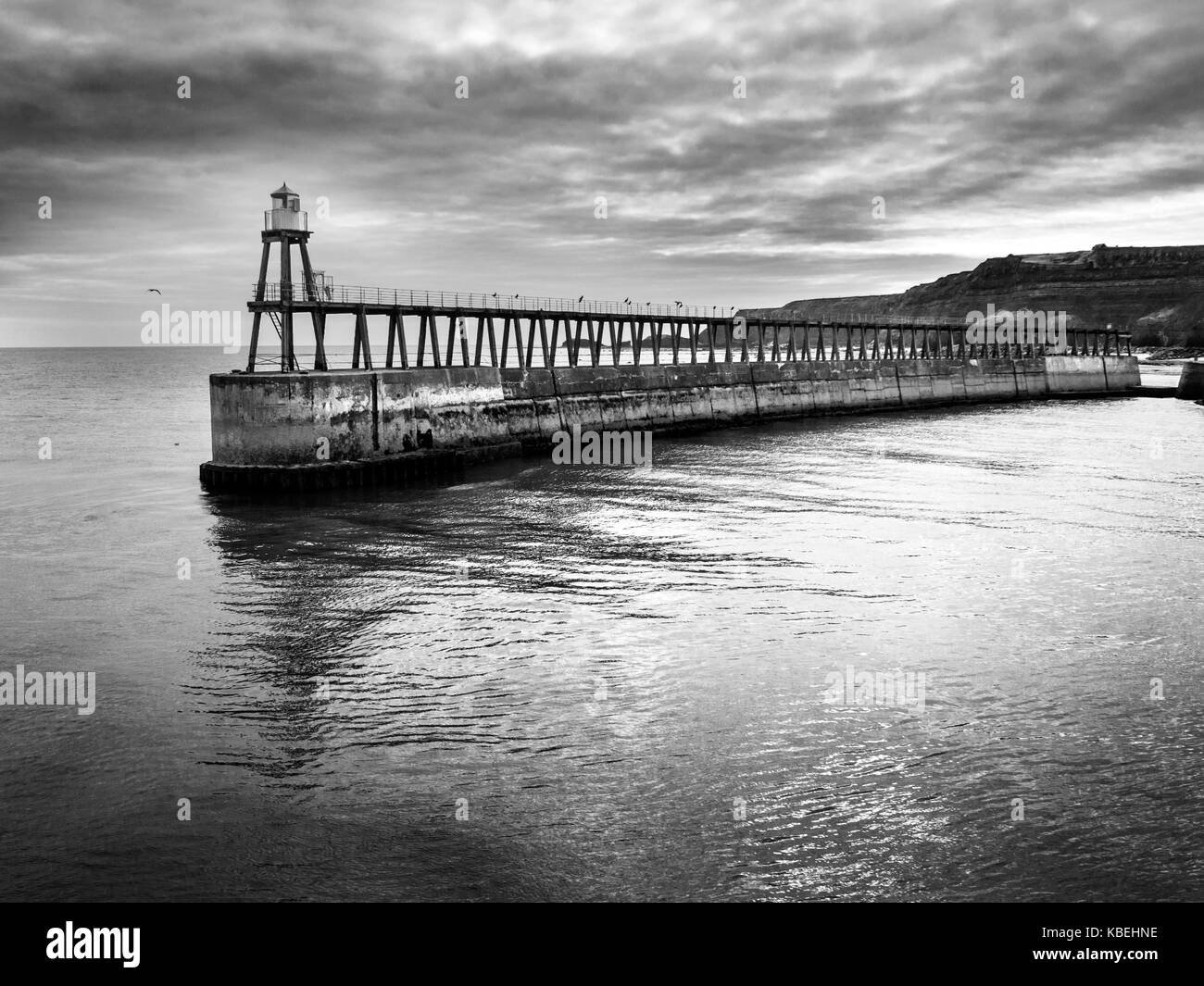 A est del molo frangiflutti a Whitby North Yorkshire, Inghilterra Foto Stock