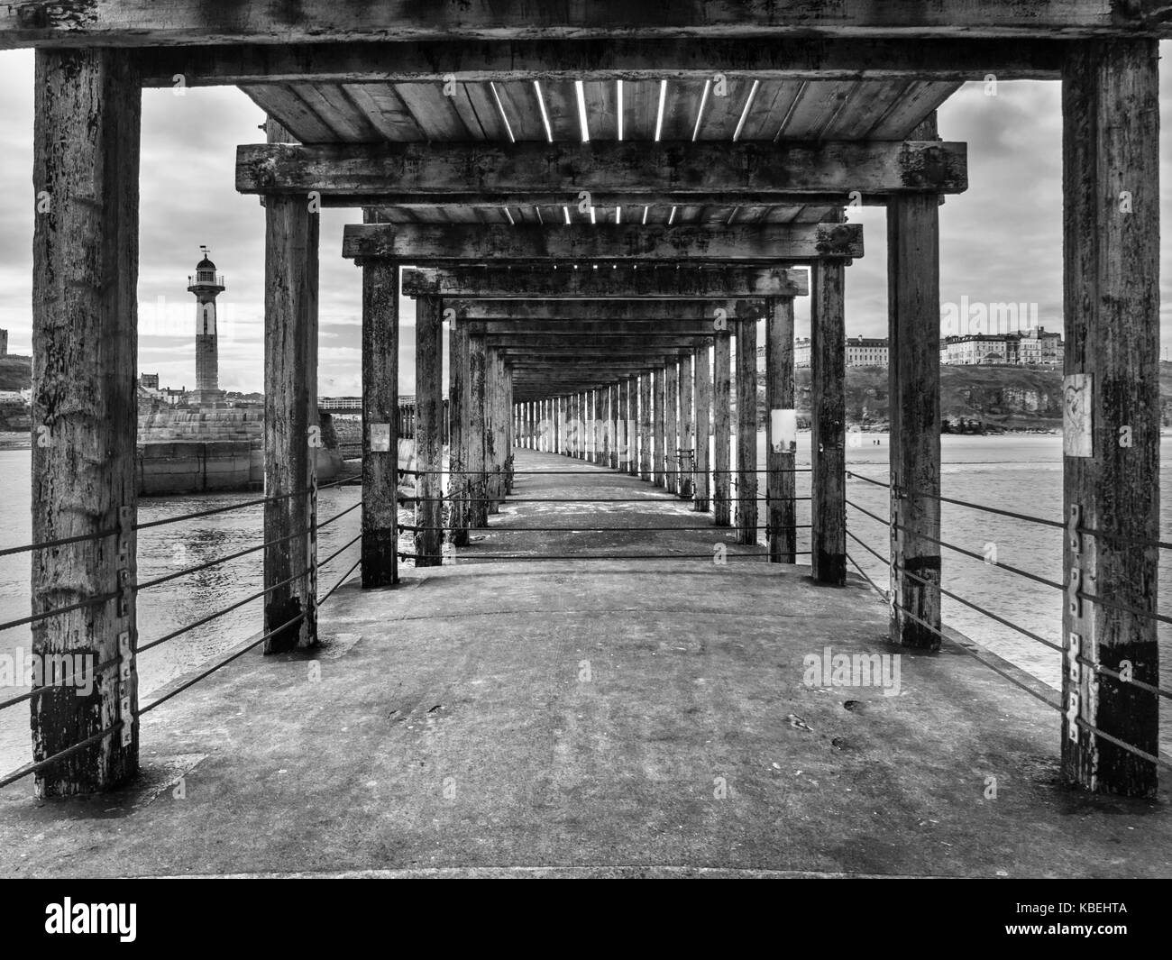 Molo Ovest faro da sotto il frangiflutti a Whitby North Yorkshire, Inghilterra Foto Stock