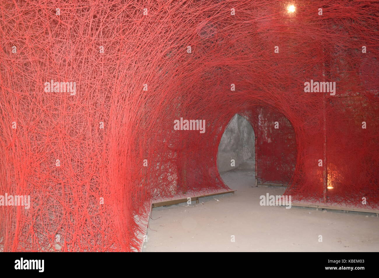 Una passeggiata attraverso la linea mostra presso la collina di fabrica catacombe in Paphos, Cipro, come parte di pafos 2017 capitale europea della cultura. Foto Stock