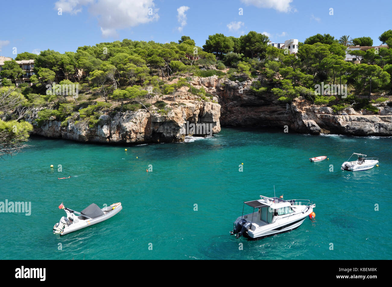 Cala Santanyi visualizza - yacht e barche nel mar Mediterraneo su maiorca isole baleari in Spagna Foto Stock