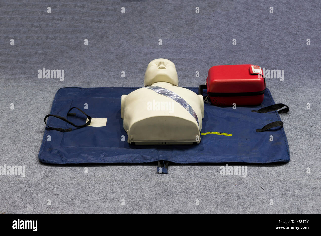 Defibrillatore automatico esterno ; aed per un trattamento di emergenza. Foto Stock