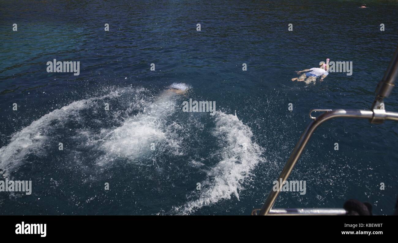 Un vacanziere salti nel blu profondo delle acque del mare adriatico a Spalato. (03 luglio 2017) La costa croata e sta diventando sempre più popolare con i turisti. | Utilizzo di tutto il mondo Foto Stock