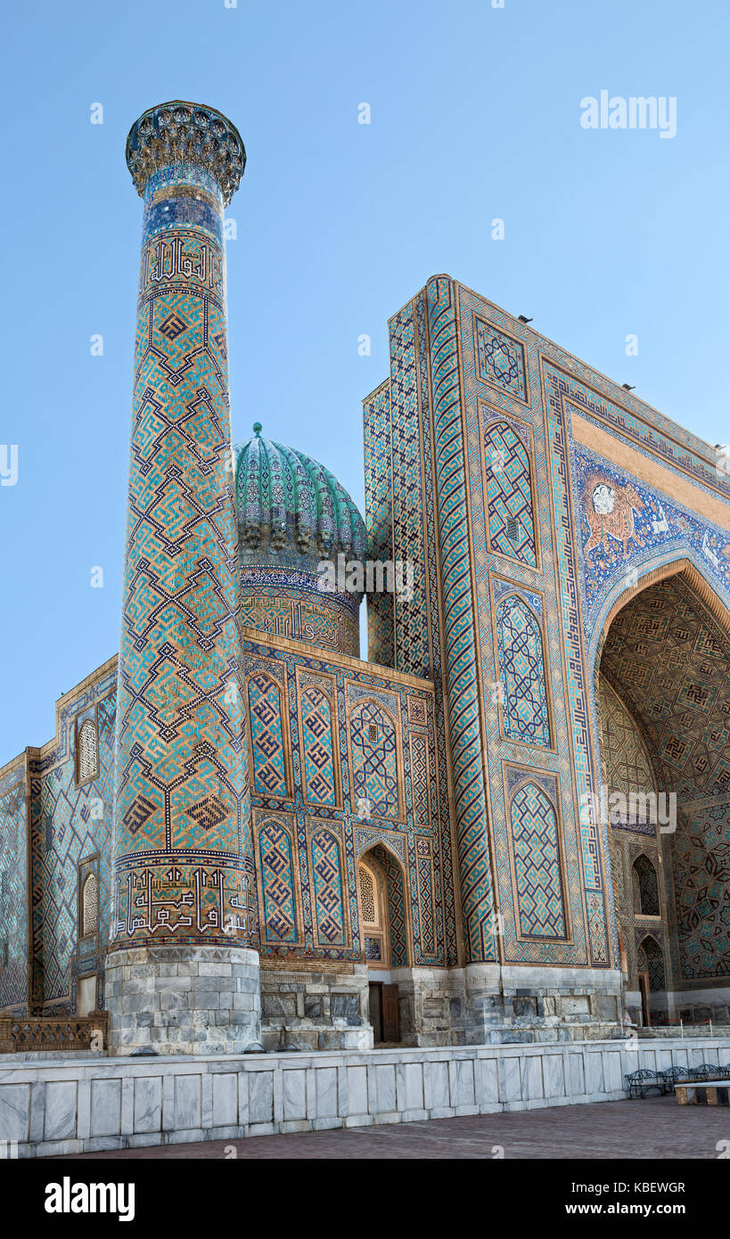 Frammento di sher-dor madrasah sulla piazza registan di Samarcanda, Uzbekistan Foto Stock