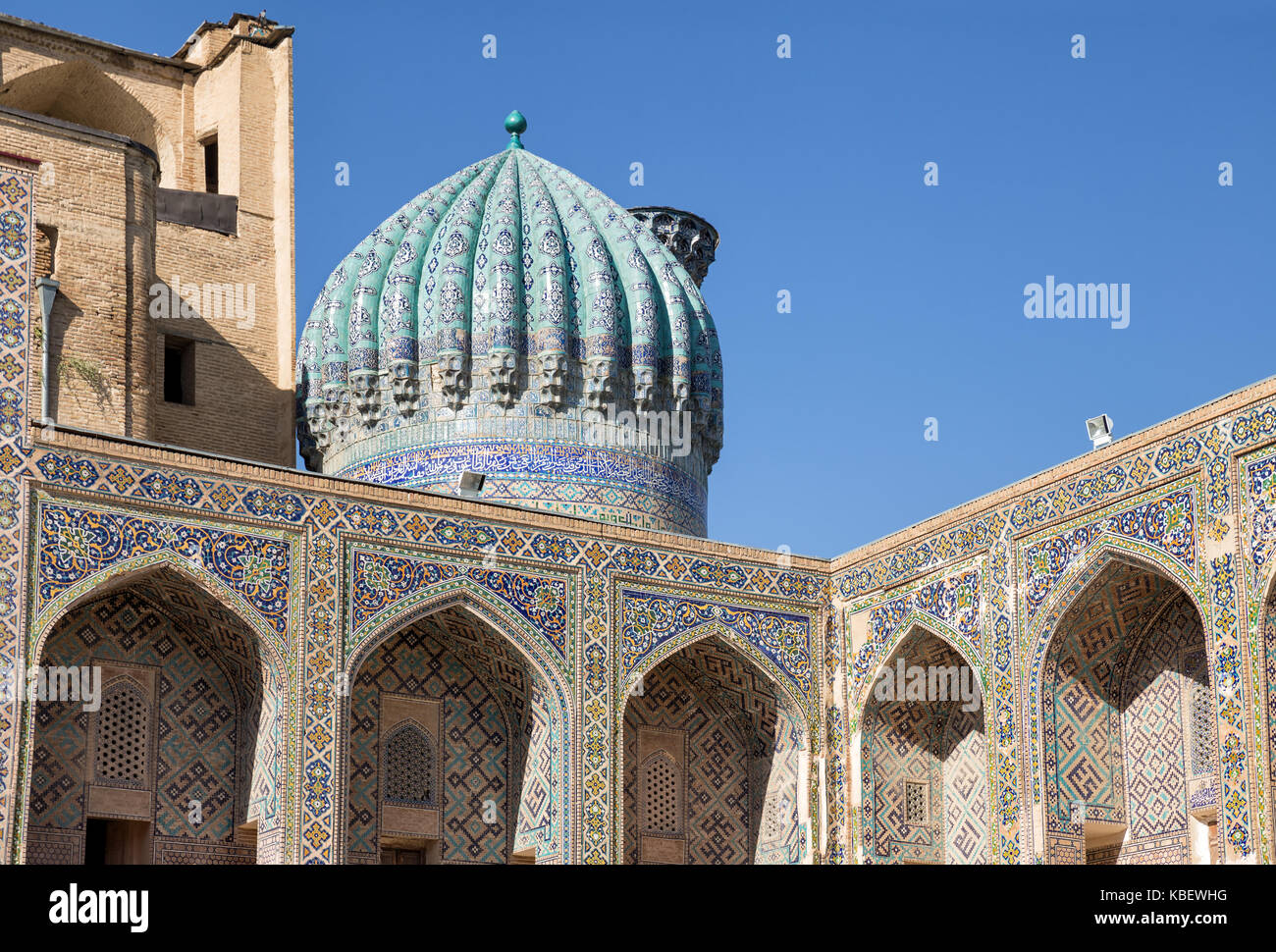 La cupola e la galleria del secondo piano di madrasah sher-dor cortile. Samarcanda, Uzbekistan Foto Stock