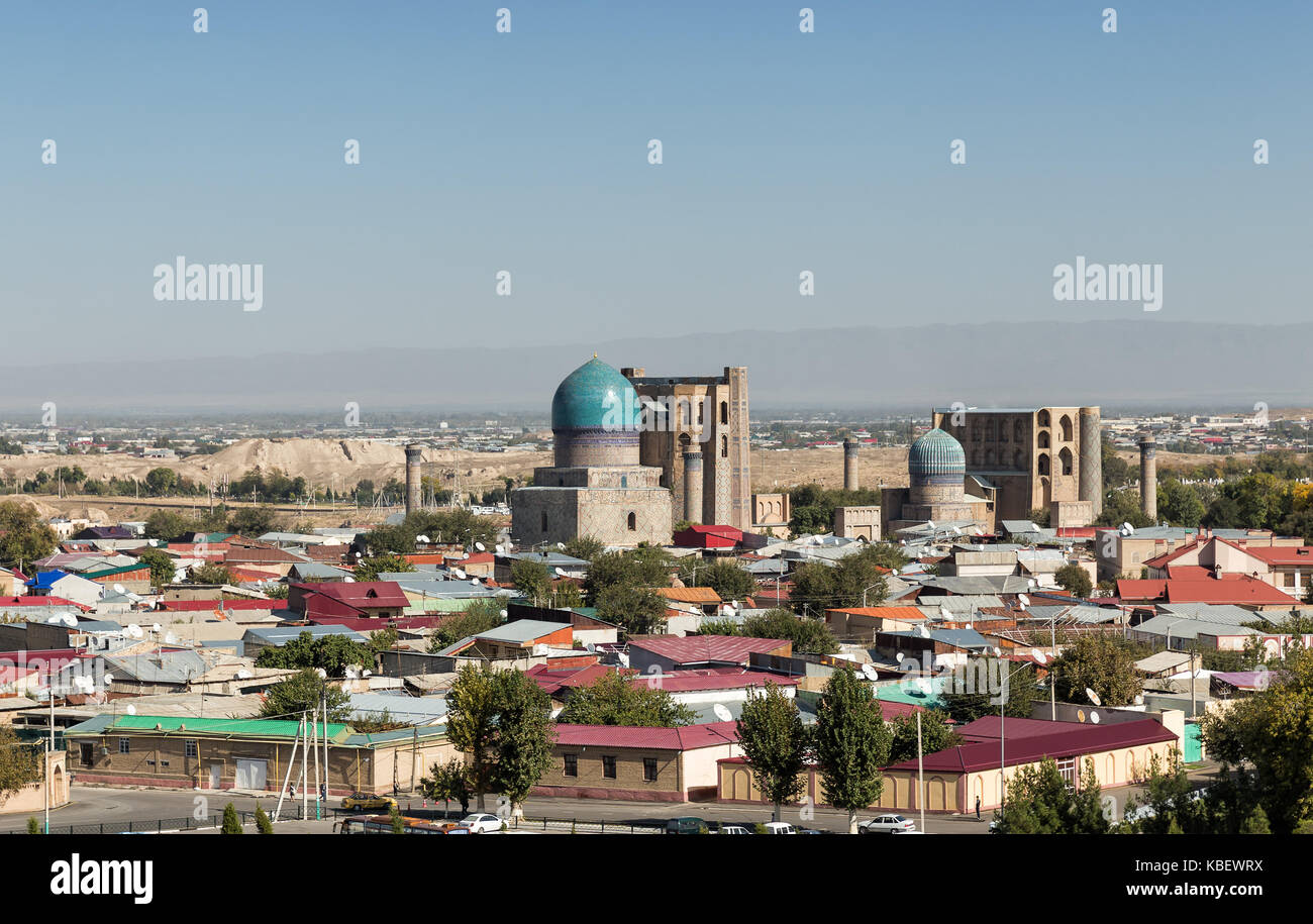 Vista superiore del monumento bibi-khanym mosque in mezzo a un quartiere residenziale con una storia di edifici. Samarcanda, Uzbekistan Foto Stock