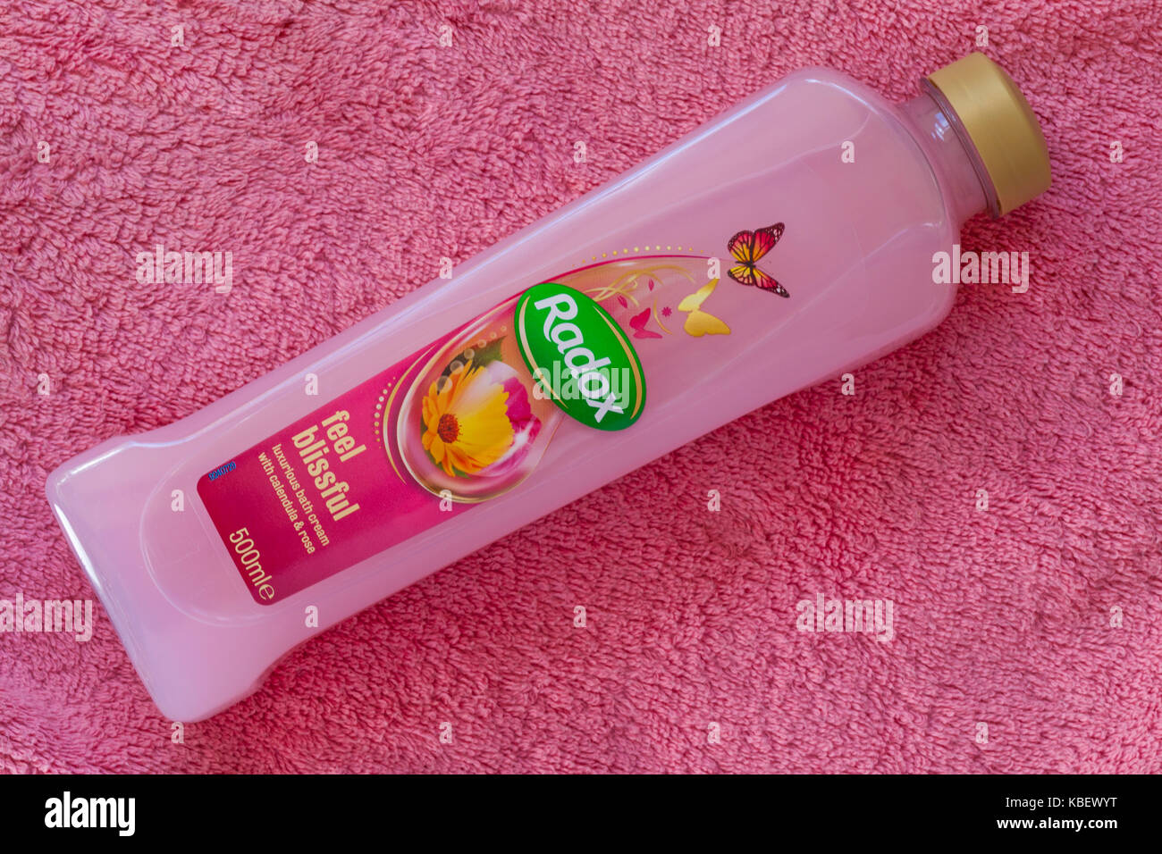 Bottiglia di Radox sento beata bagno lussuoso con crema di calendula & rose sul tovagliolo di rosa Foto Stock