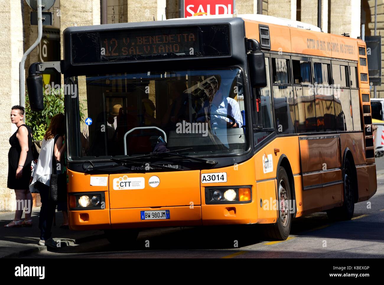 Un autobus alla stazione di Livorno (Italia), 19 luglio 2017. | Utilizzo di tutto il mondo Foto Stock