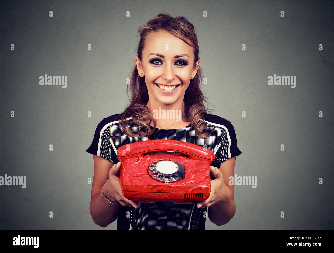 Bella donna d'affari azienda telefono vintage Foto Stock