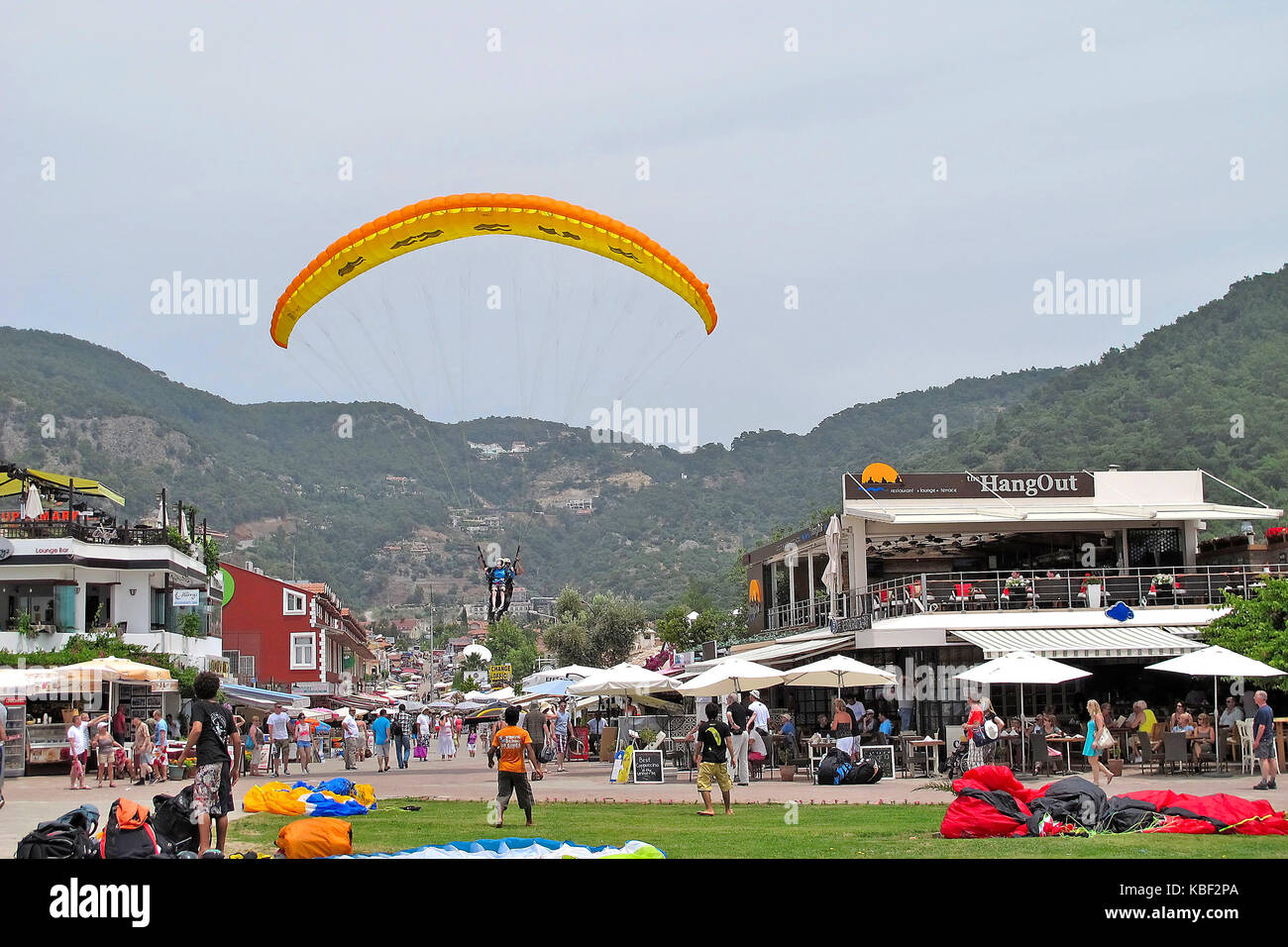 Parapendio in atterraggio Olu Deniz town, Turchia Foto Stock