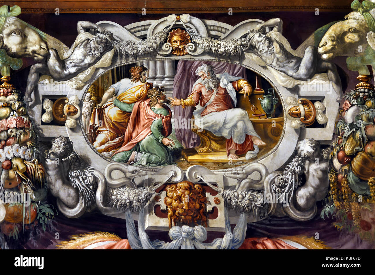 Il pubblico camera o sala della giustizia (Sala dell'Udienz ) utilizzati per alloggiare le riunioni dei sei priori (corporazione maestri di arti). Essa contiene le più antiche decorazioni in palazzo.( i grandi affreschi sulle pareti di un valore decorativo che rappresenta le Storie di Furio Camillo, da Francesco Salviati, erano state effettuate a metà del XVI secolo. ) Il Palazzo Vecchio a Firenze Italia Foto Stock