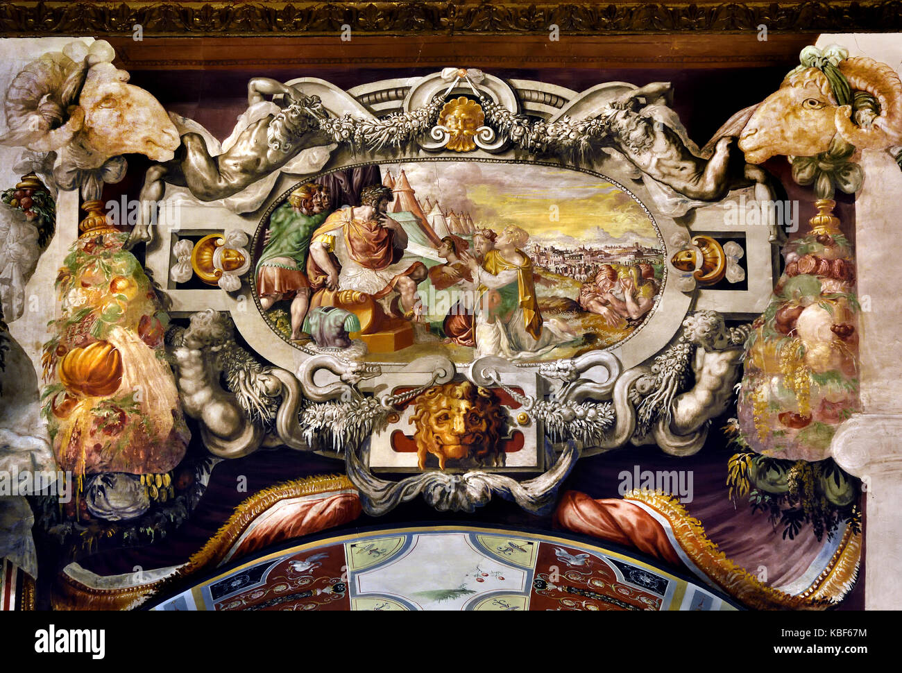 Il pubblico camera o sala della giustizia (Sala dell'Udienz ) utilizzati per alloggiare le riunioni dei sei priori (corporazione maestri di arti). Essa contiene le più antiche decorazioni in palazzo.( i grandi affreschi sulle pareti di un valore decorativo che rappresenta le Storie di Furio Camillo, da Francesco Salviati, erano state effettuate a metà del XVI secolo. ) Il Palazzo Vecchio a Firenze Italia Foto Stock