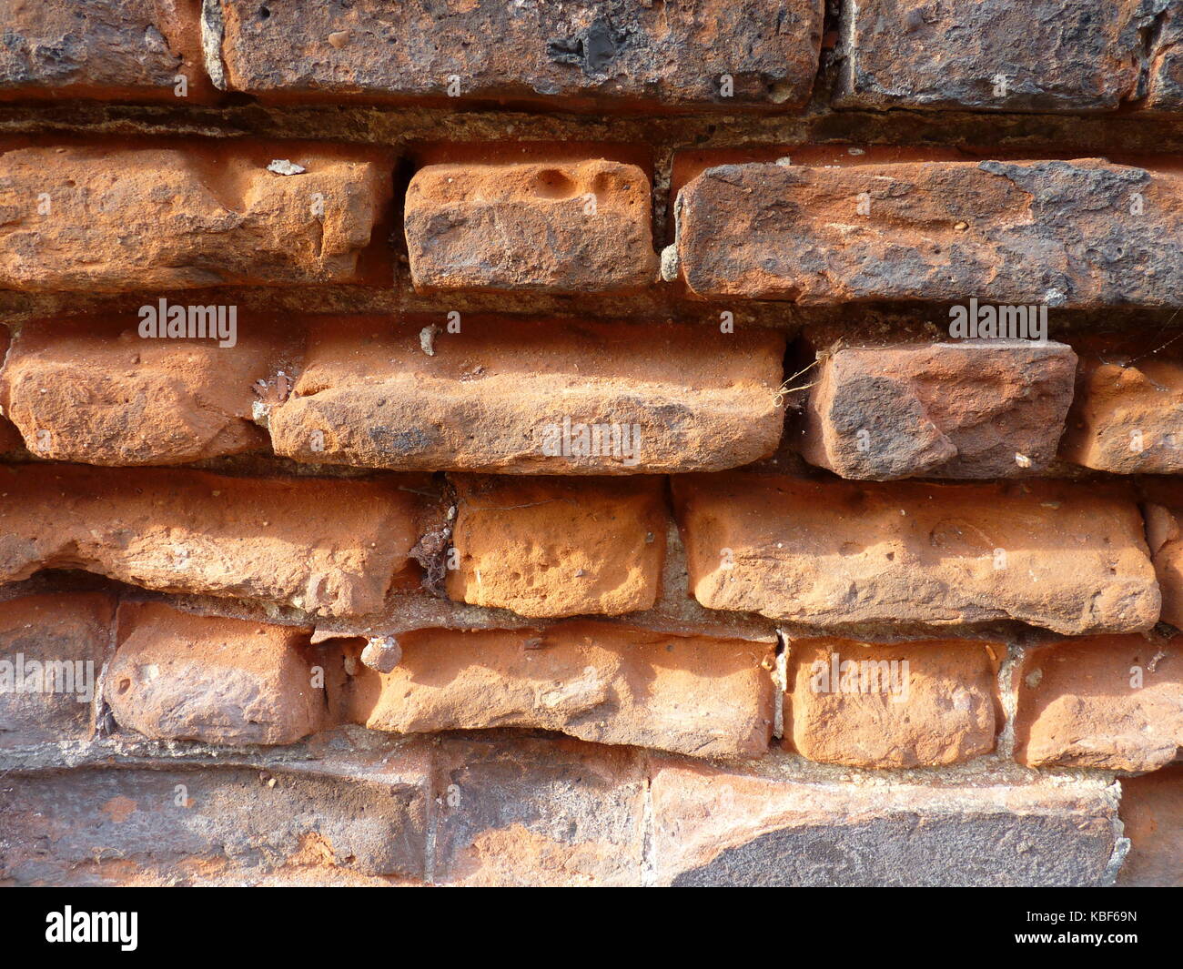 Danni ambientali per murature in mattoni. Foto Stock