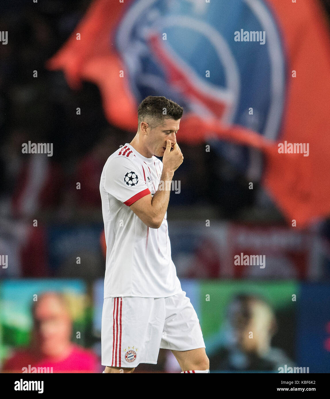 Parigi, frankreich. 27Sep, 2017. Robert lewandowski (m) deluso, fussball champions league, vorrunde 2. spieltag, Gruppe B, paris st. germain - FC Bayern Monaco di Baviera (m), am 27.09.2017 a Parigi/ frankreich. |L'utilizzo del credito in tutto il mondo: dpa/alamy live news Foto Stock