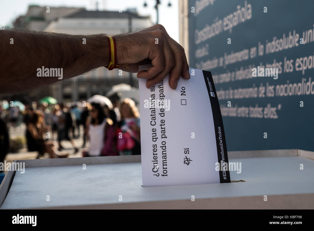 Madrid, Spagna. 29Sep. 2017. un uomo votato con un ballottaggio che recita: "Vuoi Catalogna a rimanere parte della Spagna?', durante un atto simbolico organizzato dal gruppo conservatore 'hazte funzione OIR' contro il traffico illegale di referendum che si terrà in Catalogna il 1 ottobre. madrid, Spagna. Credito: Marcos del mazo/alamy live news Foto Stock