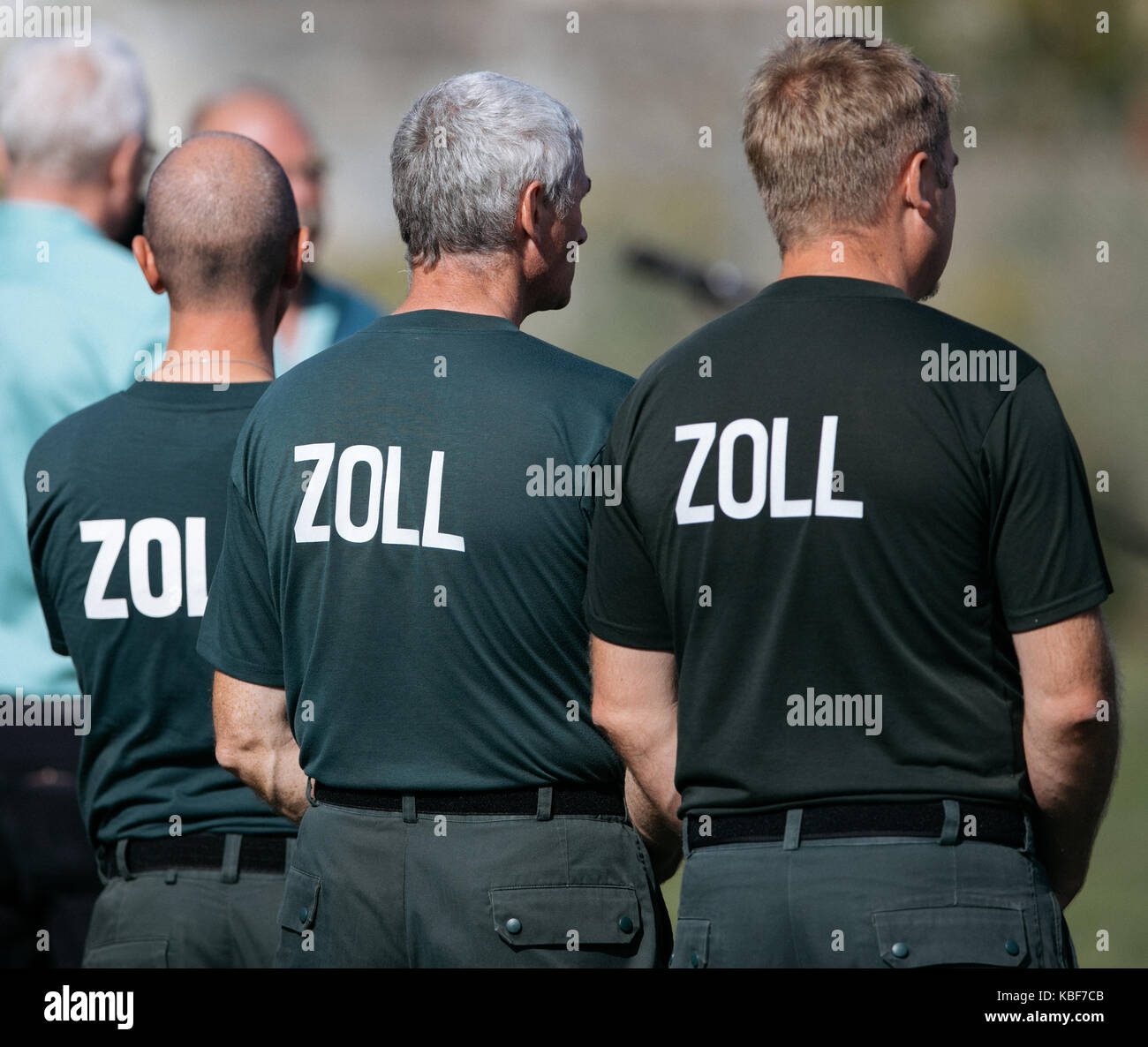 Pirna, Germania. Il 27 settembre, 2017. I funzionari della dogana di stare in piedi insieme durante un test sulle prestazioni della dogana sniffer dog team in pirna, Germania, 27 settembre 2017. Credito: Oliver killig/dpa-zentralbild/dpa/alamy live news Foto Stock
