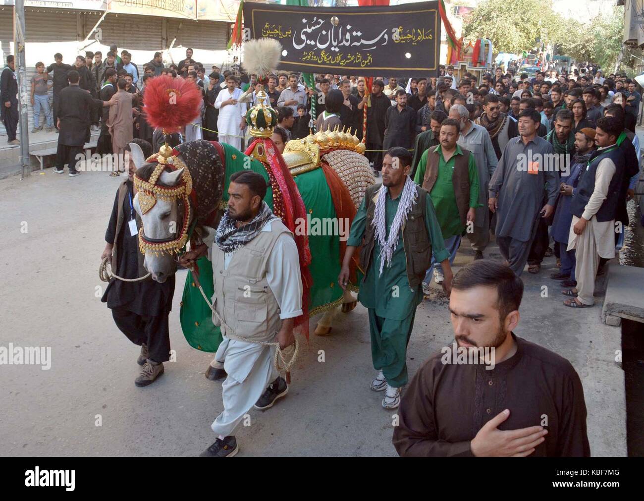 Il lutto processione in collegamento di 7 muharram-ul-haram sta passando attraverso la strada a Quetta, giovedì 28 settembre, 2017. Foto Stock