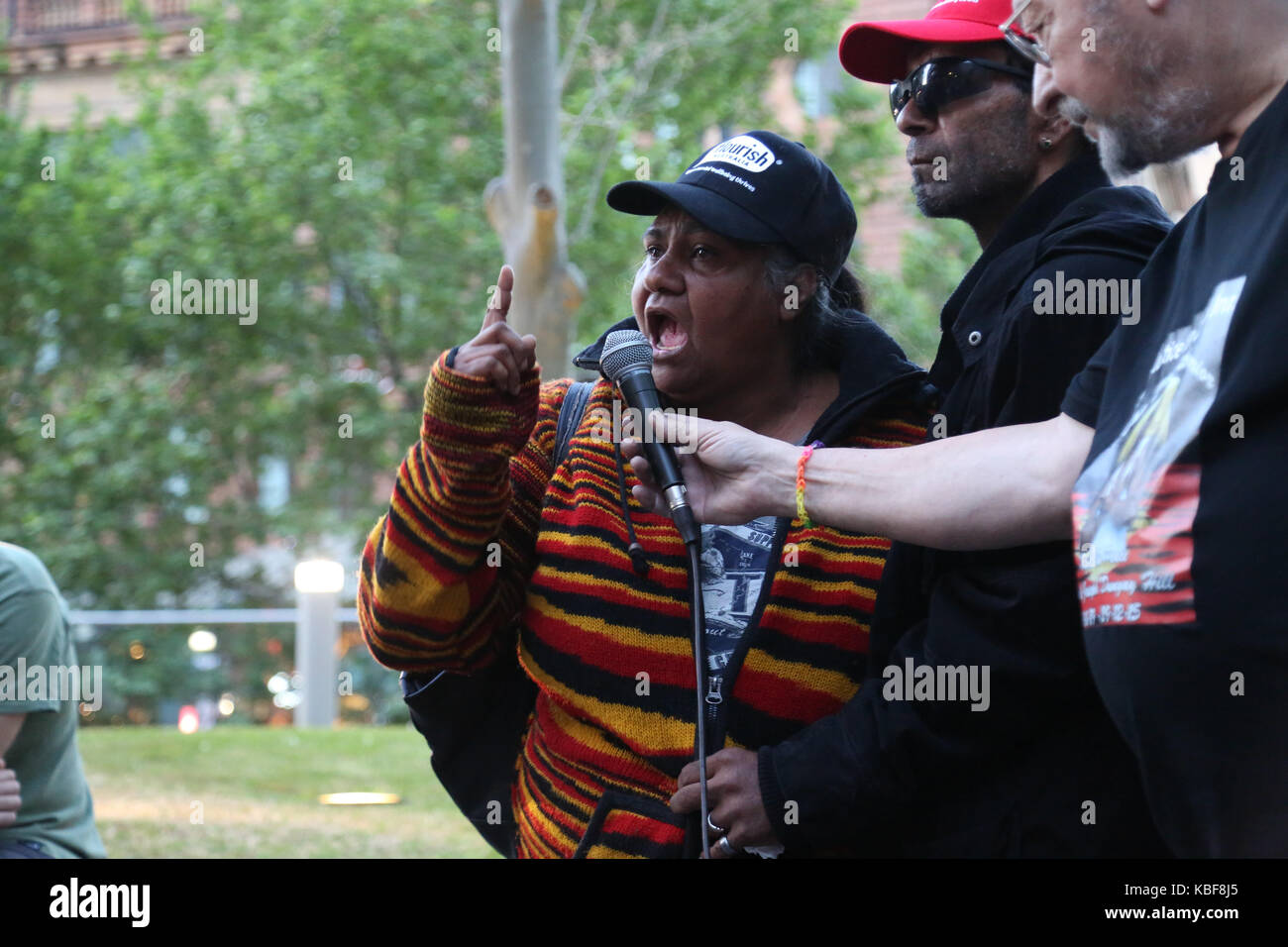 Sydney, Australia. 29 Settembre 2017. In tutto il paese si è tenuta una giornata nazionale di azione, in quanto i manifestanti hanno chiesto la fine dei decessi in custodia e la chiusura delle carceri giovanili. A Sydney i manifestanti hanno marciato da Lee Street accanto alla stazione centrale per la stazione di polizia di Sydney a Surry Hill. Erano presenti membri della famiglia di Tane Chatfield, 22 anni, che il 20 settembre è stato trovato insensibile al Tamworth Correctional Center. Nella foto: Colin e Nioka Chatfield. Credit: Richard Milnes/Alamy Live News Foto Stock