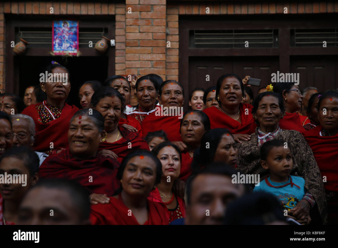 Bhaktapur, Nepal. 29Sep, 2017. popolo nepalese guarda un bufalo trascinati verso un fiume prima di un rito sacrificale durante nawami, che cade il nono giorno di quindici giorni, lungo l induismo il più grande festival religioso di dashain in bhaktapur, Nepal il venerdì, 29 settembre 2017. dashain è la più lunga e la più promettente festival nel calendario nepalese, celebrata in tutta la nazione e il mondo dal popolo nepalese. Credito: skanda gautam/zuma filo/alamy live news Foto Stock