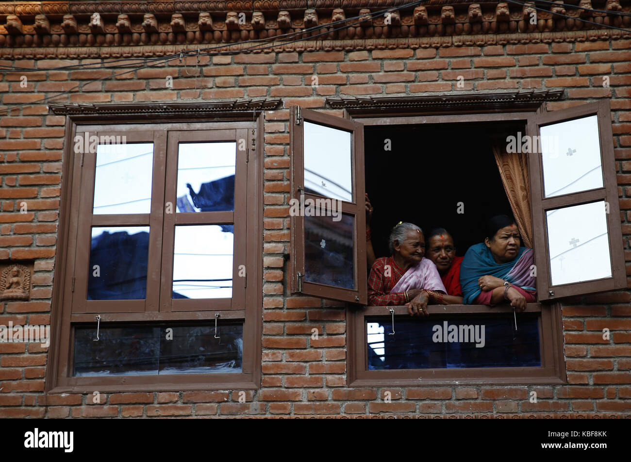 Bhaktapur, Nepal. 29Sep, 2017. nepalesi per donne anziane guarda un bufalo trascinati verso un fiume prima di un rito sacrificale durante nawami, che cade il nono giorno di quindici giorni, lungo l induismo il più grande festival religioso di dashain in bhaktapur, Nepal il venerdì, 29 settembre 2017. dashain è la più lunga e la più promettente festival nel calendario nepalese, celebrata in tutta la nazione e il mondo dal popolo nepalese. Credito: skanda gautam/zuma filo/alamy live news Foto Stock