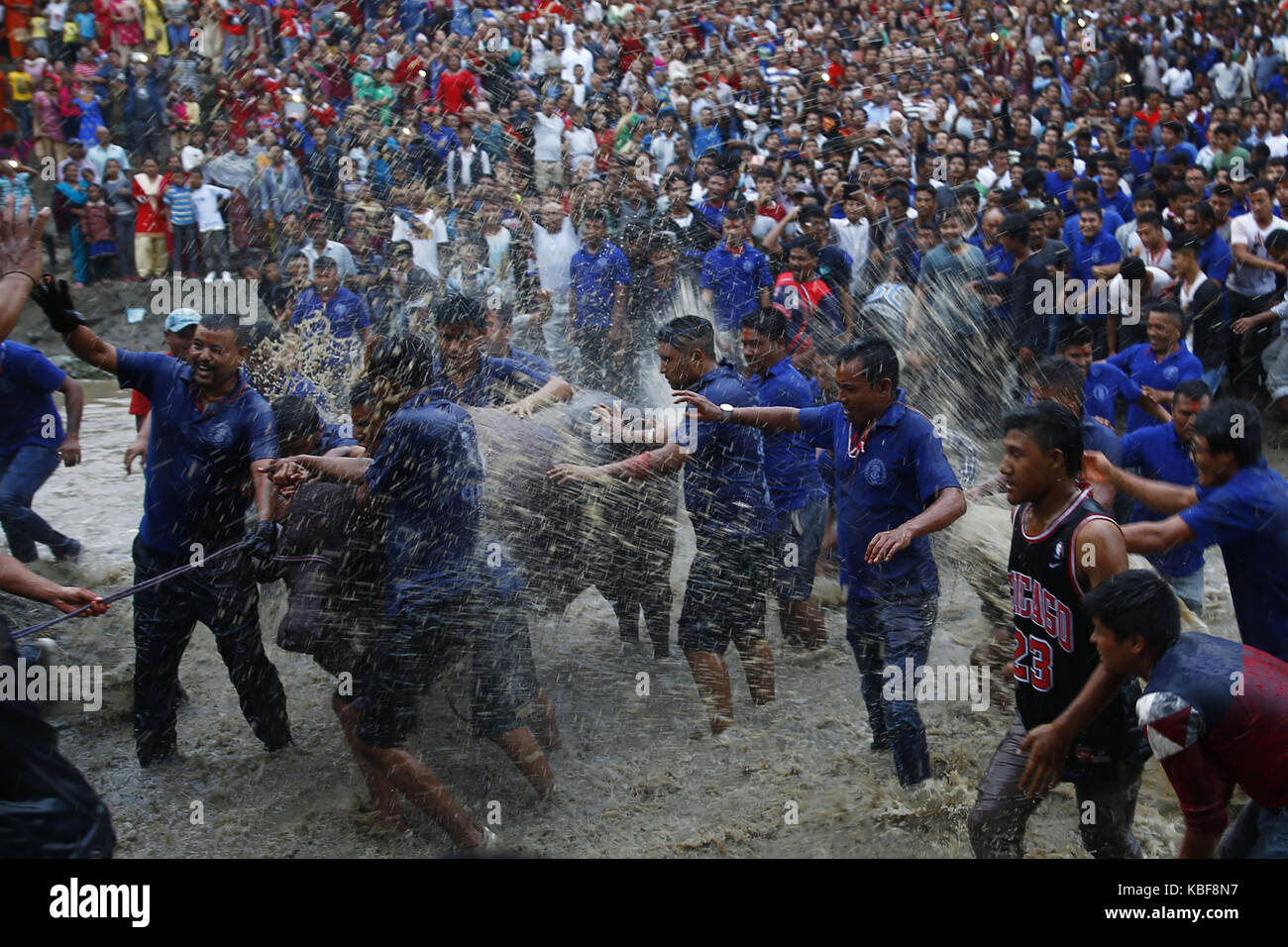 Bhaktapur, Nepal. 29Sep, 2017. devoti nepalese trascina un bufalo sulle rive di un fiume prima di un rito sacrificale durante nawami, che cade il nono giorno di quindici giorni, lungo l induismo il più grande festival religioso di dashain in bhaktapur, Nepal il venerdì, 29 settembre 2017. dashain è la più lunga e la più promettente festival nel calendario nepalese, celebrata in tutta la nazione e il mondo dal popolo nepalese. Credito: skanda gautam/zuma filo/alamy live news Foto Stock