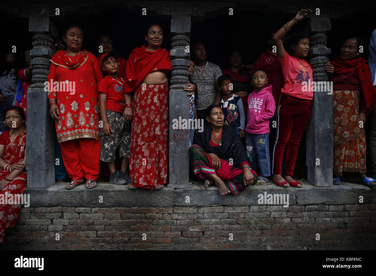 Bhaktapur, Nepal. 29Sep, 2017. popolo nepalese guarda un bufalo trascinati su un fiume prima di un rito sacrificale durante nawami, che cade il nono giorno di quindici giorni, lungo l induismo il più grande festival religioso di dashain in bhaktapur, Nepal il venerdì, 29 settembre 2017. dashain è la più lunga e la più promettente festival nel calendario nepalese, celebrata in tutta la nazione e il mondo dal popolo nepalese. Credito: skanda gautam/zuma filo/alamy live news Foto Stock