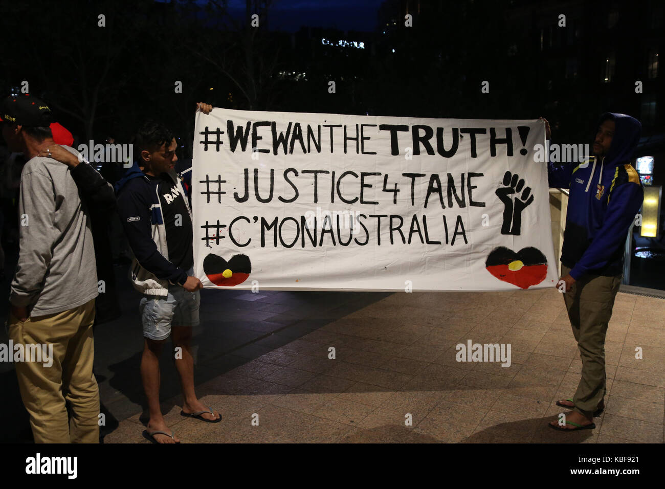 Sydney, Australia. 29Sep, 2017. Una giornata nazionale di azione si è svolta in tutto il paese come manifestanti hanno chiesto la fine di decessi in custodia e per la chiusura delle prigioni della gioventù. A Sydney i manifestanti hanno marciato forma Lee Street vicino alla Stazione Centrale di Sydney a una stazione di polizia a Surry Hill. Erano presenti i membri della famiglia di tane Chatfield, 22, che è stato trovato non risponde a Tamworth correzionali Center il 20 settembre. Credito: Richard Milnes/Alamy Live News Foto Stock