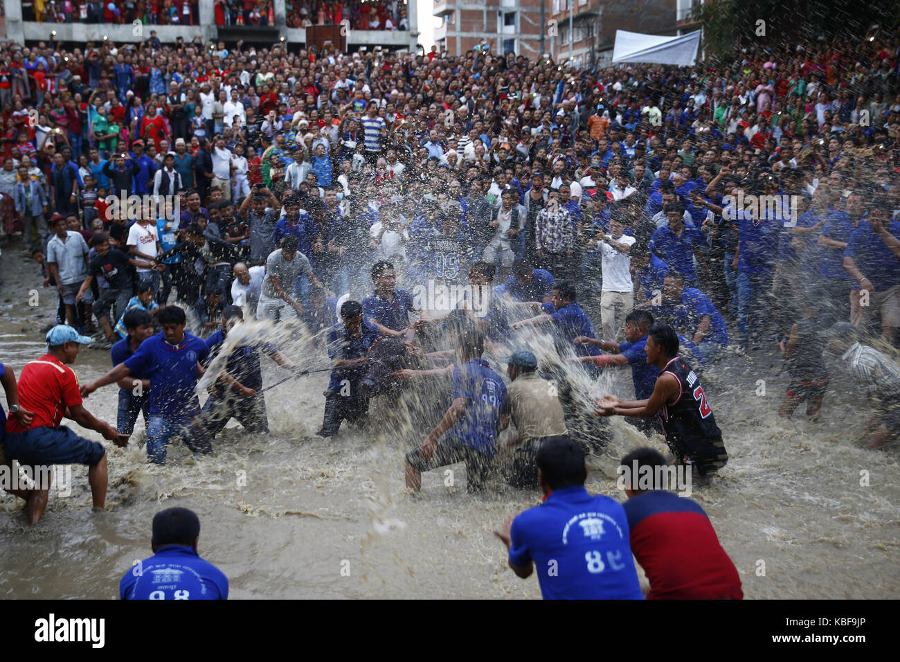 Bhaktapur, Nepal. 29Sep, 2017. devoti nepalese trascina un bufalo sulle rive di un fiume prima di un rito sacrificale durante nawami, che cade il nono giorno di quindici giorni, lungo l induismo il più grande festival religioso di dashain in bhaktapur, Nepal. dashain è la più lunga e la più promettente festival nel calendario nepalese, celebrata in tutta la nazione e il mondo dal popolo nepalese. Credito: skanda gautam/zuma filo/alamy live news Foto Stock