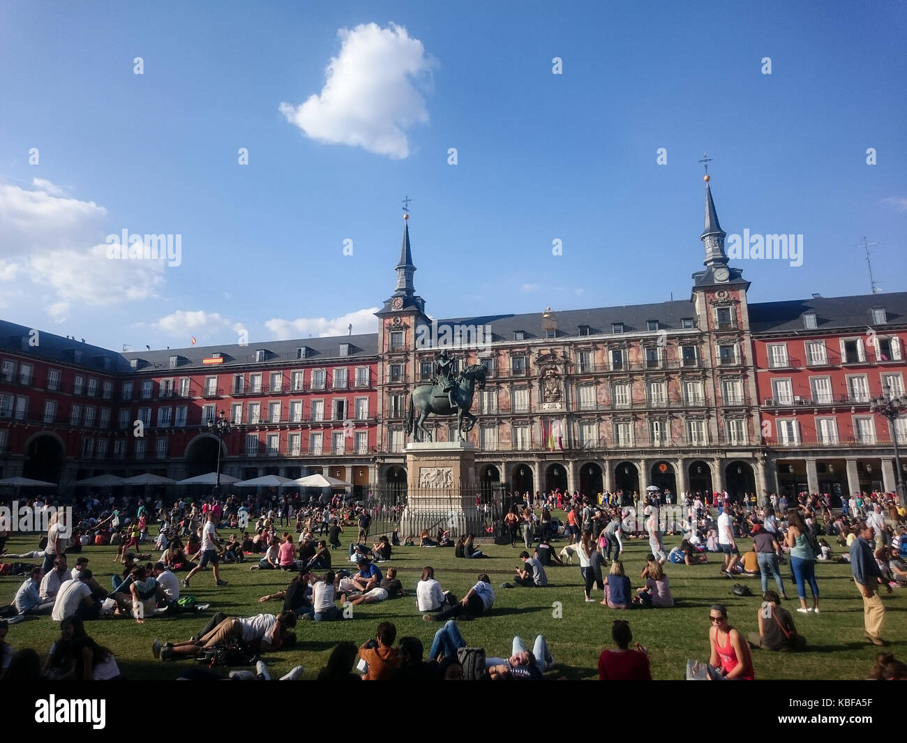 Madrid, Spagna. 29Sep, 2017. persone godendo l'erba naturale installato presso la piazza di Plaza Mayor e da madrid municipio della città e l'artista spy come parte delle celebrazioni del IV centenario della piazza. Credito: valentin sama-rojo/alamy live news Foto Stock