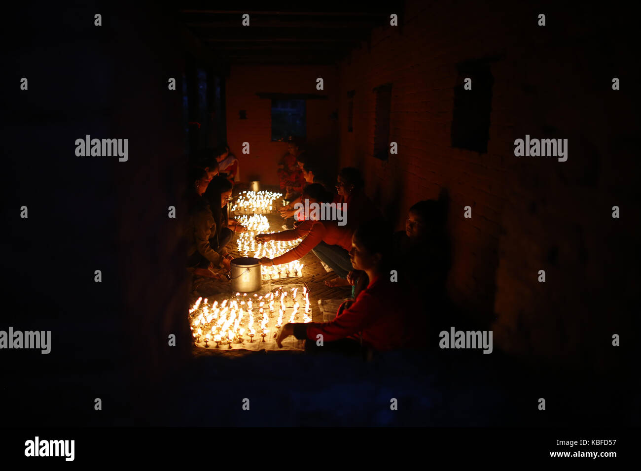 Bhaktapur, Nepal. Trentesimo Sep, 2017. nepalesi devoti luce di lampade a olio durante la durga puja, che cade il decimo giorno di quindici giorni, lungo l induismo il più grande festival religioso di dashain in bhaktapur, Nepal, sabato 30 settembre, 2017. dashain è la più lunga e la più promettente festival nel calendario nepalese, celebrata in tutta la nazione e il mondo dal popolo nepalese. Credito: skanda gautam/zuma filo/alamy live news Foto Stock